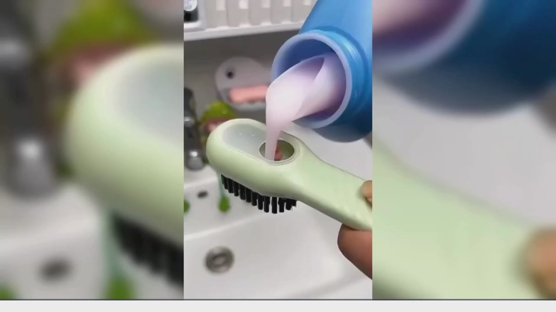 CEPILLO CON DISPENSADOR DE JABON MULTIUSOS